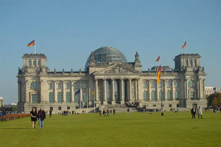 Farbfoto: Reichstagsgebäude in Berlin